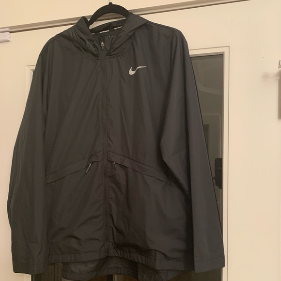 nike essential women's packable running rain jacket